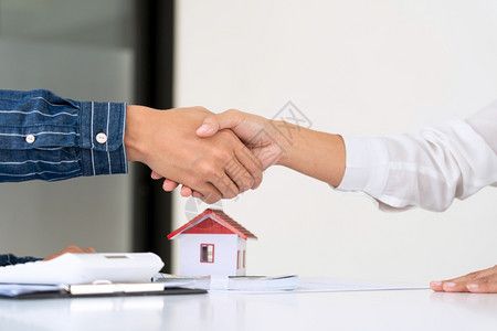 提供房钥匙的地产代理商客户签署协议的财产供出售买卖和房屋图片素材